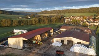 Le site. Le parcellaire est bien regroupé, avec 15 ha de pâtures accessibles. L’année dernière, les éleveurs ont fait construire leur maison d’habitation sur site.
© M.J.
Le site. Le parcellaire est bien regroupé, avec 15 ha de pâtures accessibles. L’année dernière, les éleveurs ont fait construire leur maison d’habitation sur site.
© M.J.